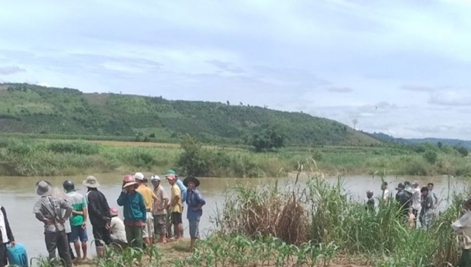 Nỗ lực tìm kiếm hai người bị lật thuyền rơi xuống sông Krông Nô mất tích