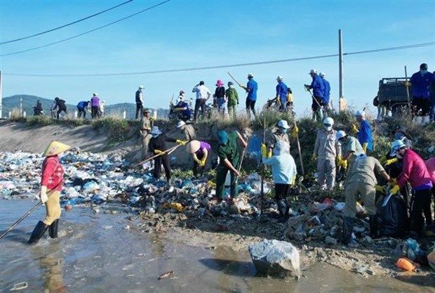 Chung tay dọn hàng chục tấn rác trên cảng cá, đầm nước mặn Sa Huỳnh