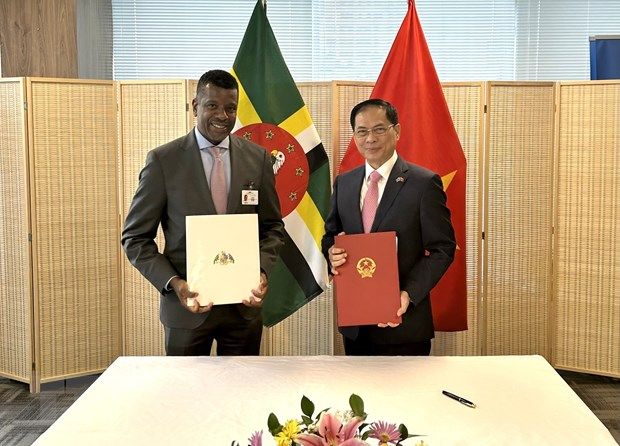 Việt Nam-Dominica ký hiệp định miễn visa cho người có hộ chiếu công vụ