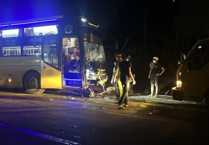 TNGT giữa ôtô khách và ôtô con ở Đà Nẵng, 1 người tử vong tại chỗ