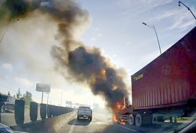 Xe container bốc cháy dữ dội trên cao tốc TP. Hồ Chí Minh - Long Thành - Dầu Giây