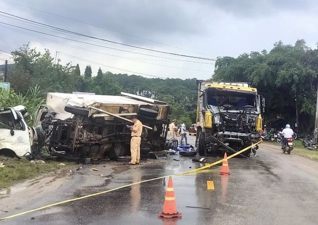 Hai xe tải tông trực diện trên QL19 ở Gia Lai, 1 tài xế tử vong