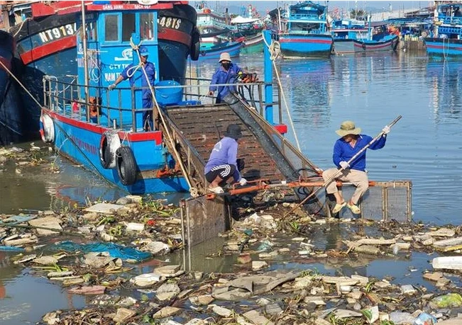 Hơn 15.000kg rác thải nhựa thu gom từ 'mạng lưới bẫy rác' trên sông Hồng