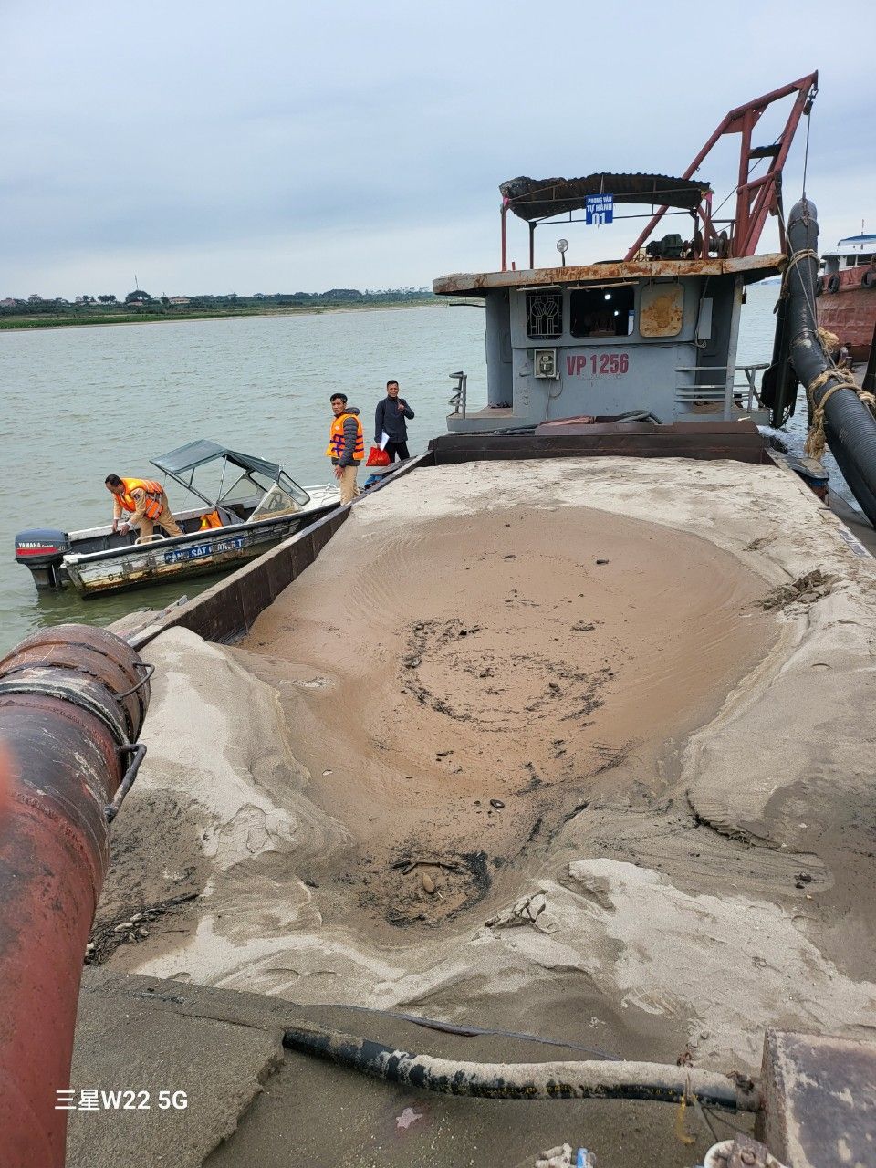 Cục CSGT bắt quả tang tàu bơm hút cát trái phép, thu giữ hơn 100 khối cát