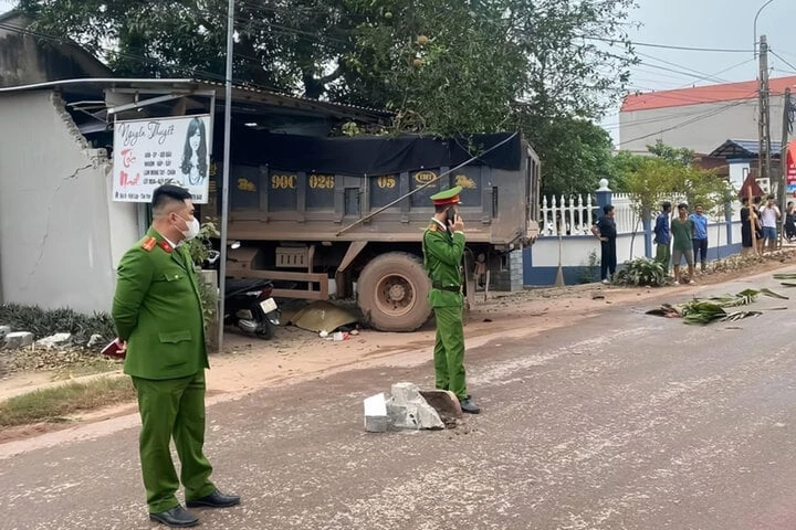 Bắc Giang: Xe tải đâm xe máy rồi lao vào cửa hàng làm 4 người bị thương