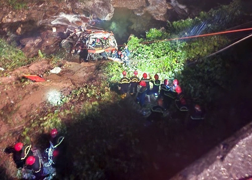 Đà Nẵng: Xe chở 22 người lao xuống vực, 3 người chết, nhiều người bị thương