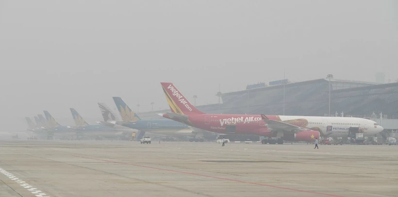 Hàng chục chuyến bay không thể cất và hạ cánh tại Nội Bài do sương mù dày đặc