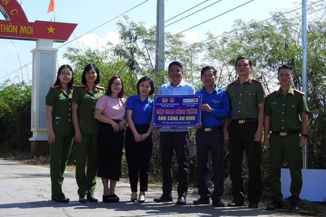 Bàn giao hai công trình “Ánh sáng An ninh” tại tỉnh Phú Yên