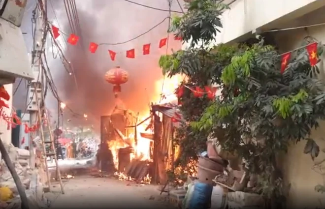 Hà Nội: Cháy lớn tại kho kinh doanh sắt vụn khu vực cầu vượt Mễ Trì