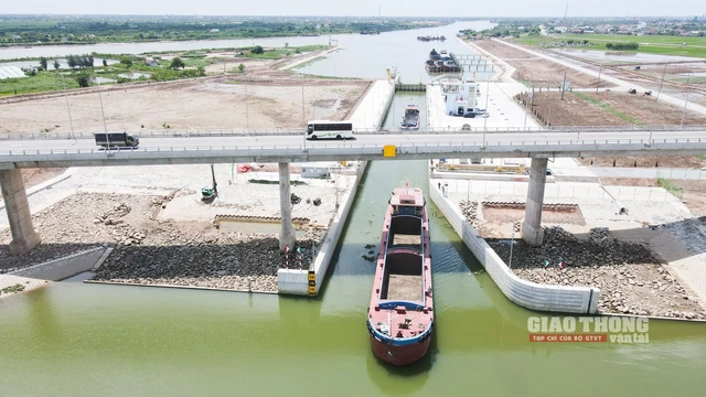 Kênh đào nối sông Đáy – Ninh Cơ tạm dừng lưu thông tàu thuyền