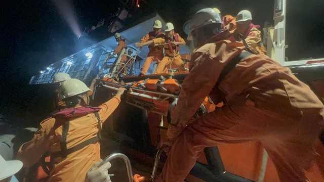 Cứu nạn thuyền viên bị tai nạn trên tàu nước ngoài tại vùng biển Việt Nam