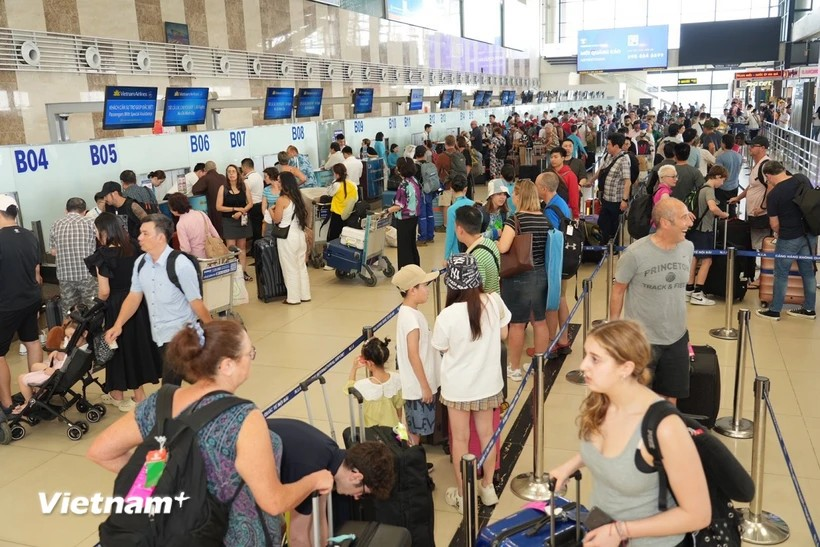 Sân bay Nội Bài và Tân Sơn Nhất đón hơn 209.600 khách ngày đầu nghỉ lễ 30/4