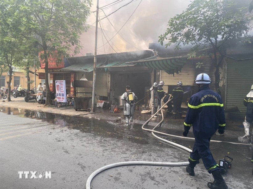 Hà Nội: Cháy 4 kiốt trên đường Phạm Văn Đồng trong dịp nghỉ lễ