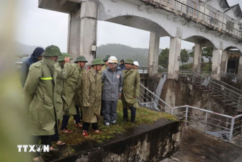 Bộ trưởng Lê Minh Hoan kiểm tra công tác chống bão số 3 tại Quảng Ninh