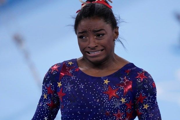 Olympic Tokyo: Siêu sao Simone Biles bật khóc sau khi mắc lỗi khó tin