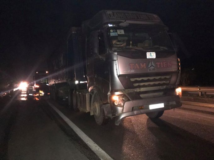 Tai nạn trên cao tốc Nội Bài – Lào Cai đầu xe biến dạng khiến 2 người tử vong