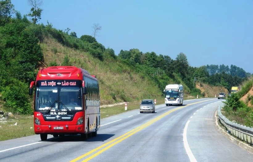 Sửa chữa hư hỏng mặt đường tuyến cao tốc Nội Bài-Lào Cai từ cuối tháng Hai