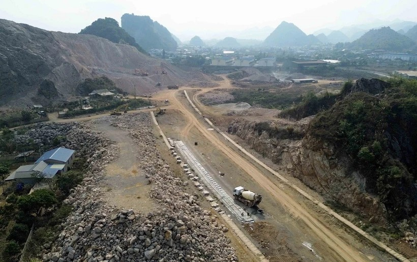 Mộc Châu đẩy nhanh thi công hạ tầng, tránh cảnh du khách khổ sở để được ngắm hoa