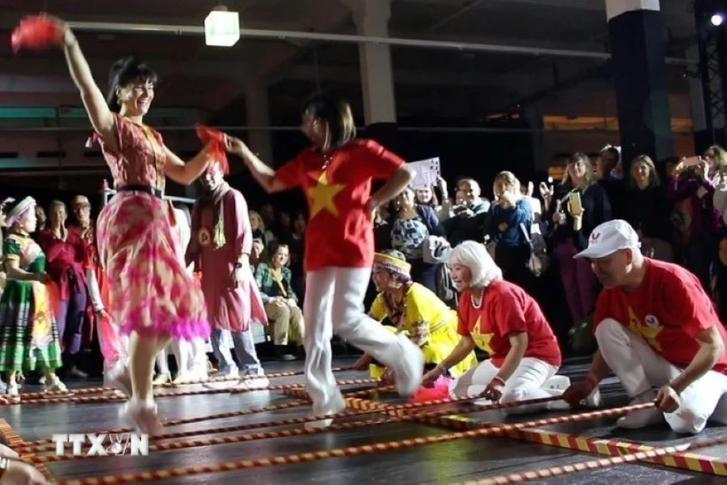 Lễ hội Brechtfestival 2025: Múa sạp kết nối Việt Nam-Đức