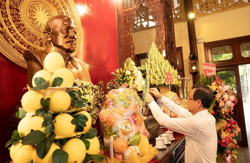 Dâng hương tưởng niệm 45 năm Ngày mất của Chủ tịch Tôn Đức Thắng
