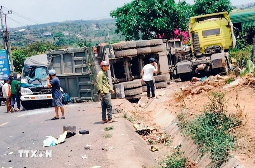 Đắk Nông: Xe đầu kéo va chạm với hai xe tải, 4 người thương vong