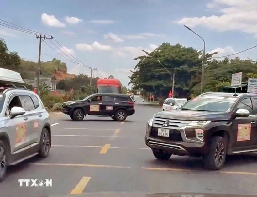 Xác định 4 tài xế trong 'đoàn xe doanh nhân' mắc lỗi dừng xe trái quy định
