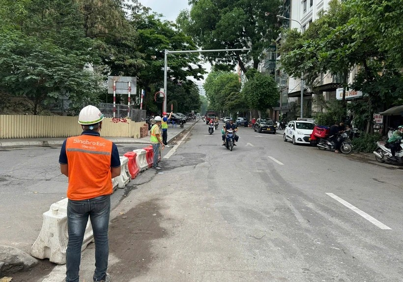 Rào chắn phục vụ thi công ga ngầm đường sắt đô thị Nhổn-Ga Hà Nội