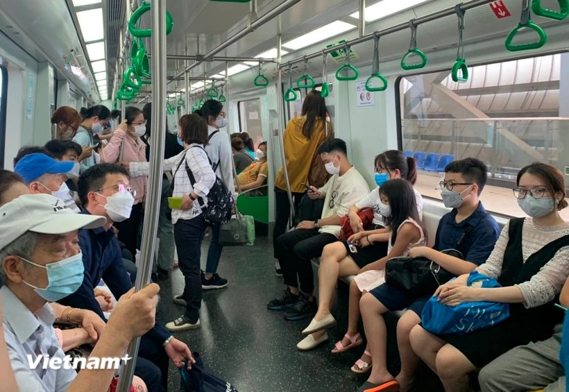 Hà Nội Metro nói gì về sự cố hy hữu khách đi tàu phải che ô vì dột nước?