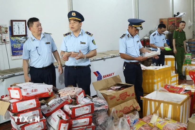 Lạng Sơn và Quảng Ninh thu giữ lượng lớn thực phẩm nhập lậu, không rõ nguồn gốc