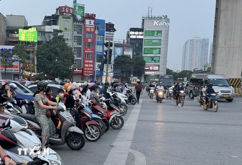 Cấm xe máy chạy xăng: Khẩn trương hành động cho vùng phát thải thấp