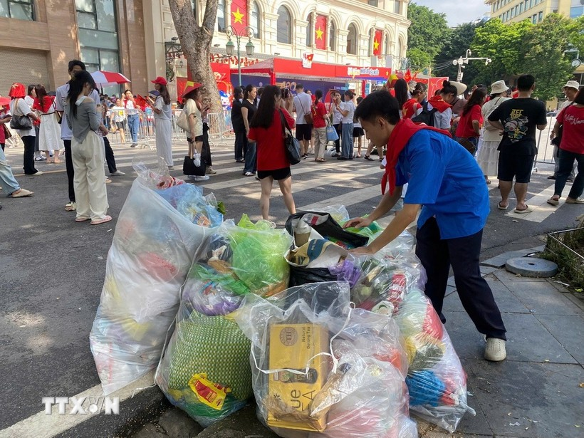 Khẩn trương vệ sinh môi trường để Hà Nội xanh-sạch-đẹp sau buổi tổng duyệt A80