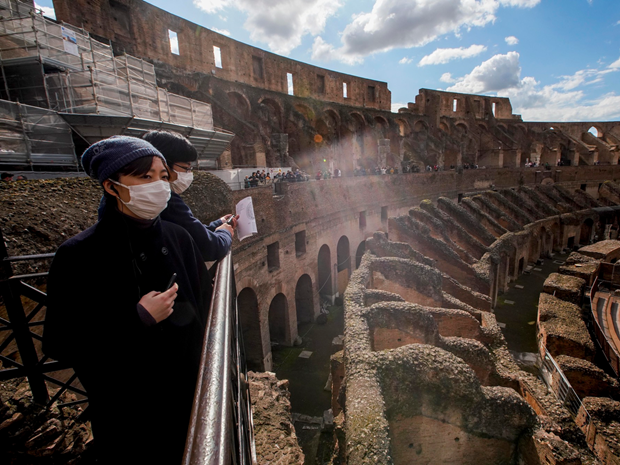 Đấu trường Colosseum của Italy nhộn nhịp du khách trở lại