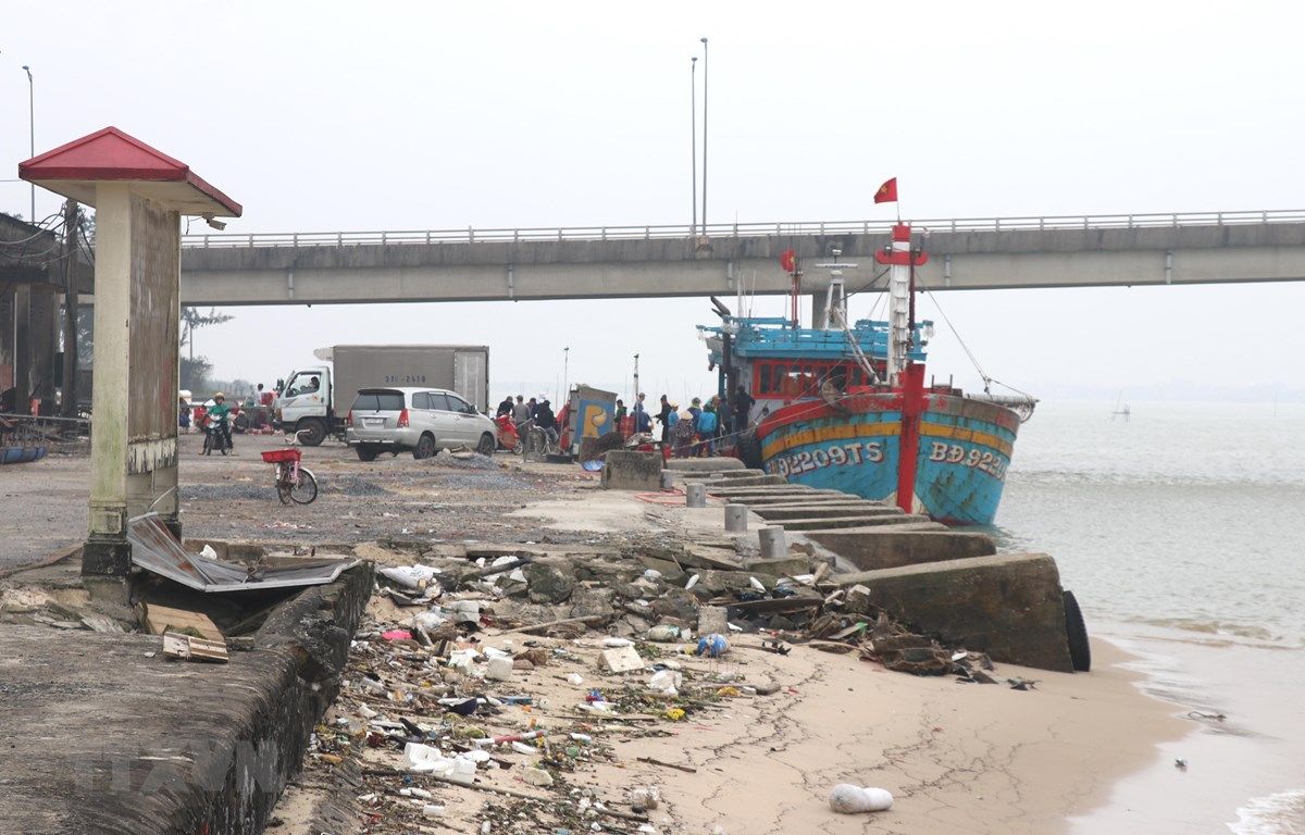 Quảng Trị nạo vét khẩn cấp khu neo đậu tàu thuyền Cửa Việt