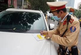 Hà Nội: Phạt nguội ôtô dừng đỗ sai, dán phiếu phạt lên kính xe